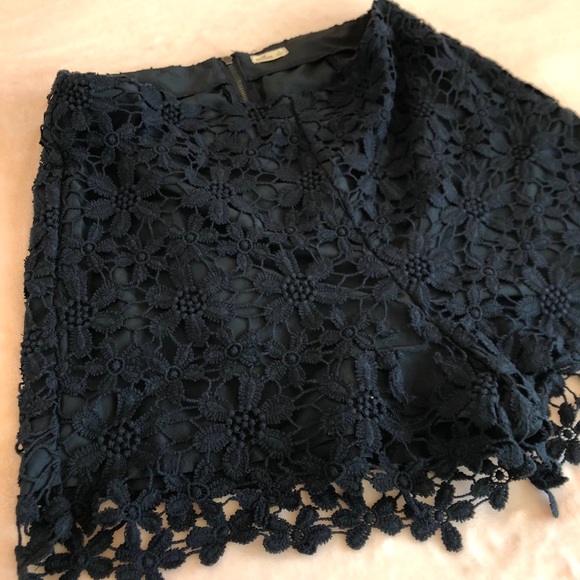 Black Lace Shorts (Hollister) - Picture 3 of 3